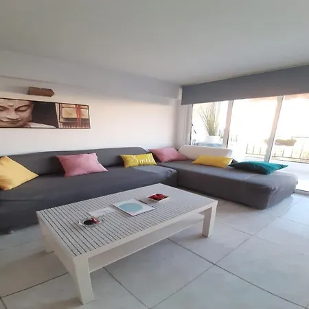 3min To The Beach Charming And Newly Refurbished Apartment.