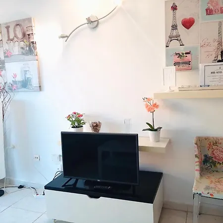 3min To The Beach Charming And Newly Refurbished Apartment.